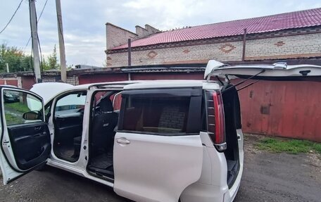 Toyota Noah III, 2017 год, 2 150 000 рублей, 2 фотография