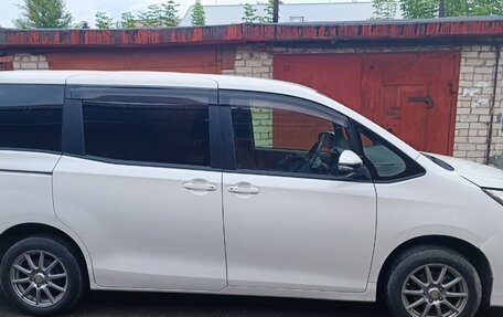 Toyota Noah III, 2017 год, 2 150 000 рублей, 8 фотография