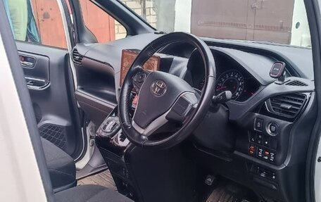 Toyota Noah III, 2017 год, 2 150 000 рублей, 9 фотография