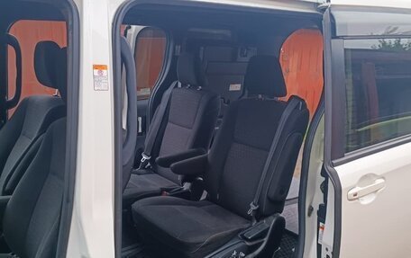 Toyota Noah III, 2017 год, 2 150 000 рублей, 20 фотография