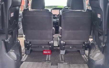 Toyota Noah III, 2017 год, 2 150 000 рублей, 15 фотография