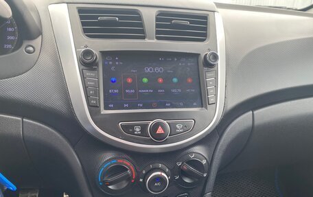 Hyundai Solaris II рестайлинг, 2012 год, 500 000 рублей, 12 фотография