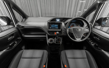Toyota Voxy III, 2019 год, 2 600 000 рублей, 15 фотография