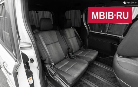 Toyota Voxy III, 2019 год, 2 600 000 рублей, 18 фотография