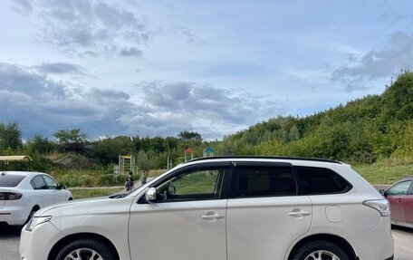 Mitsubishi Outlander III рестайлинг 3, 2014 год, 1 199 000 рублей, 8 фотография