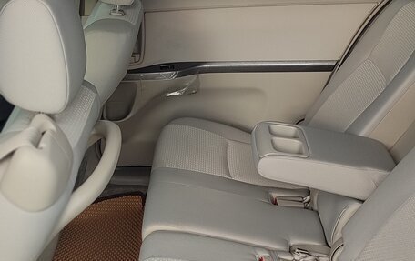Toyota ISis I, 2010 год, 1 300 000 рублей, 15 фотография