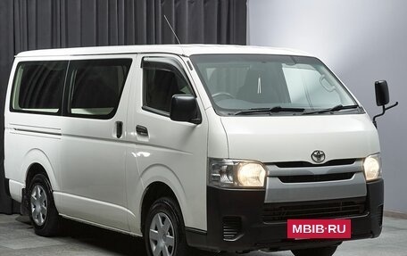 Toyota HiAce H200, 2017 год, 2 599 000 рублей, 3 фотография