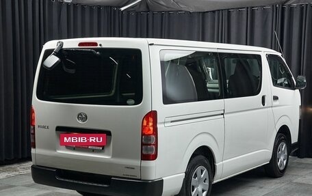 Toyota HiAce H200, 2017 год, 2 599 000 рублей, 4 фотография