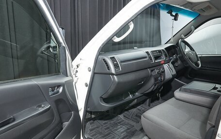 Toyota HiAce H200, 2017 год, 2 599 000 рублей, 9 фотография