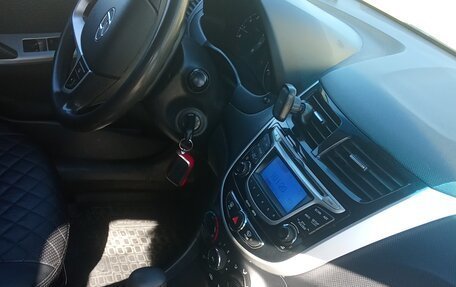 Hyundai Solaris II рестайлинг, 2011 год, 750 000 рублей, 2 фотография