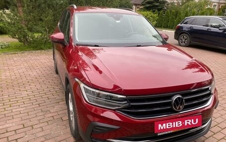 Volkswagen Tiguan II, 2021 год, 2 750 000 рублей, 2 фотография
