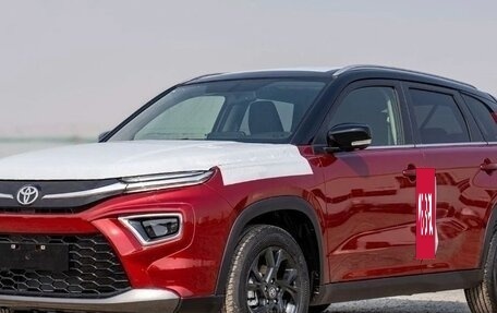 Toyota Urban Cruiser, 2024 год, 2 000 000 рублей, 2 фотография