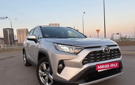 Toyota RAV4, 2019 год, 2 950 000 рублей, 3 фотография