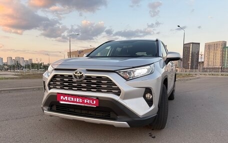 Toyota RAV4, 2019 год, 2 950 000 рублей, 9 фотография