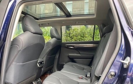 Toyota Highlander, 2022 год, 3 170 000 рублей, 4 фотография