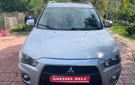 Mitsubishi Outlander III рестайлинг 3, 2010 год, 1 499 999 рублей, 2 фотография