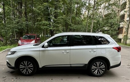 Mitsubishi Outlander III рестайлинг 3, 2019 год, 1 800 000 рублей, 3 фотография