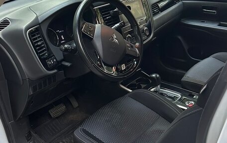 Mitsubishi Outlander III рестайлинг 3, 2019 год, 1 800 000 рублей, 4 фотография
