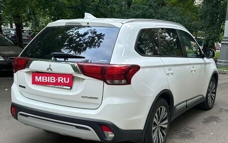 Mitsubishi Outlander III рестайлинг 3, 2019 год, 1 800 000 рублей, 2 фотография