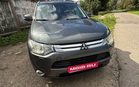 Mitsubishi Outlander III рестайлинг 3, 2013 год, 1 250 000 рублей, 10 фотография