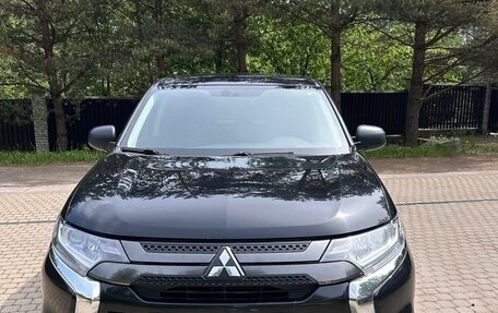 Mitsubishi Outlander III рестайлинг 3, 2021 год, 2 100 000 рублей, 1 фотография