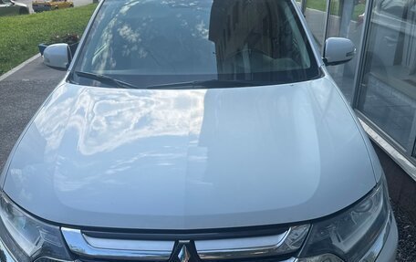 Mitsubishi Outlander III рестайлинг 3, 2015 год, 1 800 000 рублей, 1 фотография