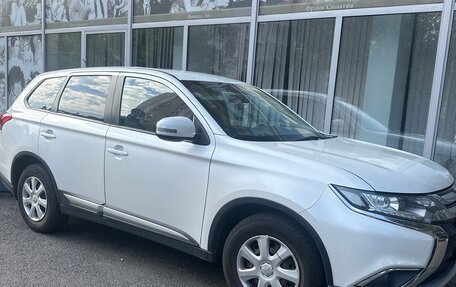 Mitsubishi Outlander III рестайлинг 3, 2015 год, 1 800 000 рублей, 2 фотография