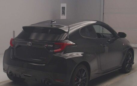 Toyota Yaris, 2022 год, 2 350 000 рублей, 2 фотография