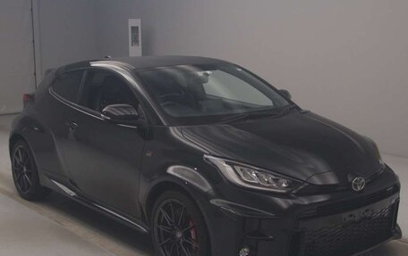 Toyota Yaris, 2022 год, 2 350 000 рублей, 3 фотография