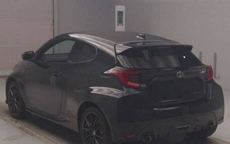 Toyota Yaris, 2022 год, 2 350 000 рублей, 4 фотография