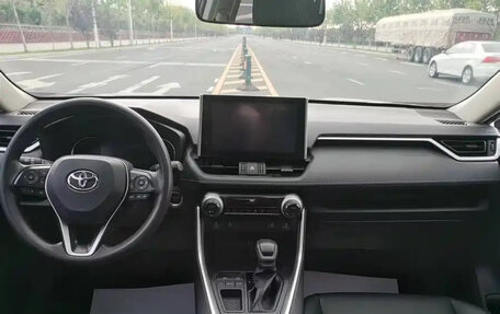 Toyota RAV4, 2022 год, 2 480 000 рублей, 10 фотография
