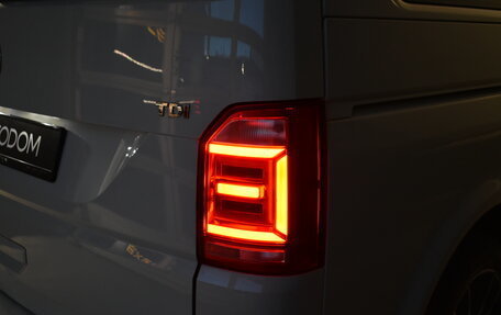 Volkswagen Multivan T6 рестайлинг, 2017 год, 2 900 000 рублей, 7 фотография