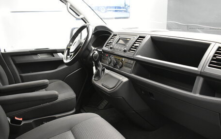 Volkswagen Multivan T6 рестайлинг, 2017 год, 2 900 000 рублей, 8 фотография