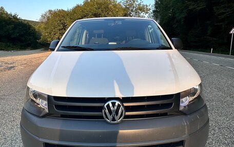 Volkswagen Caravelle T5, 2012 год, 2 650 000 рублей, 2 фотография