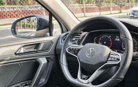 Volkswagen Tiguan II, 2021 год, 2 815 000 рублей, 8 фотография