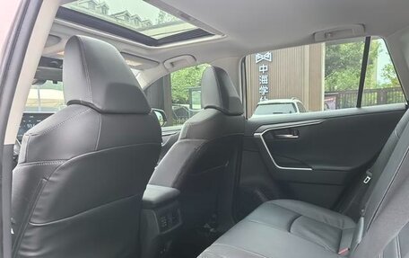 Toyota RAV4, 2020 год, 2 470 000 рублей, 21 фотография