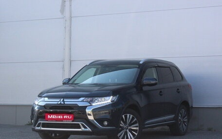 Mitsubishi Outlander III рестайлинг 3, 2019 год, 2 197 000 рублей, 1 фотография