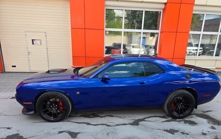 Dodge Challenger III рестайлинг 2, 2018 год, 5 900 000 рублей, 5 фотография