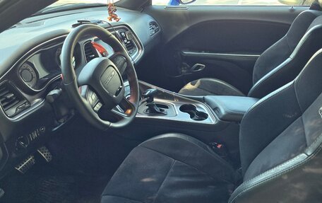 Dodge Challenger III рестайлинг 2, 2018 год, 5 900 000 рублей, 24 фотография