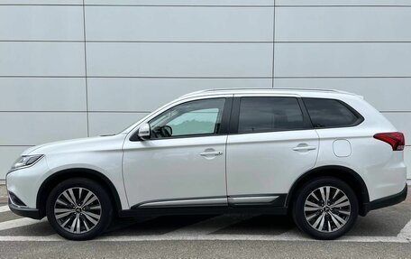 Mitsubishi Outlander III рестайлинг 3, 2019 год, 2 100 000 рублей, 5 фотография