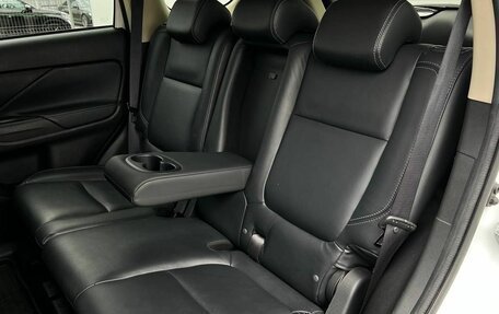 Mitsubishi Outlander III рестайлинг 3, 2019 год, 2 100 000 рублей, 13 фотография