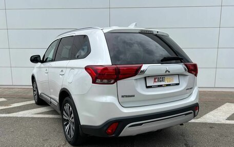 Mitsubishi Outlander III рестайлинг 3, 2019 год, 2 100 000 рублей, 8 фотография