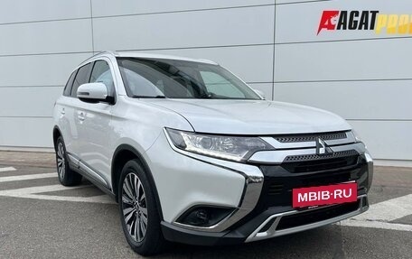 Mitsubishi Outlander III рестайлинг 3, 2019 год, 2 100 000 рублей, 3 фотография