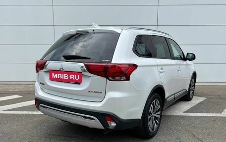 Mitsubishi Outlander III рестайлинг 3, 2019 год, 2 100 000 рублей, 6 фотография