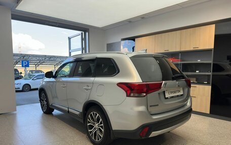 Mitsubishi Outlander III рестайлинг 3, 2018 год, 1 800 000 рублей, 7 фотография