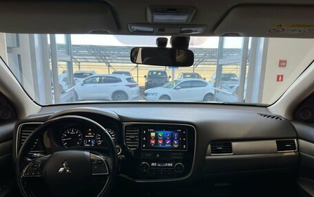 Mitsubishi Outlander III рестайлинг 3, 2018 год, 1 800 000 рублей, 13 фотография