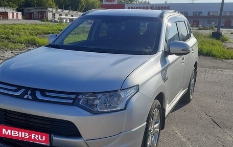 Mitsubishi Outlander III рестайлинг 3, 2013 год, 1 200 000 рублей, 2 фотография