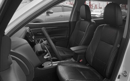 Mitsubishi Outlander III рестайлинг 3, 2015 год, 1 799 000 рублей, 10 фотография