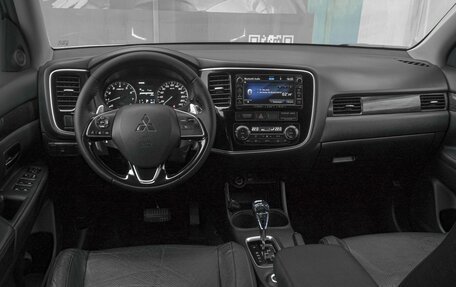 Mitsubishi Outlander III рестайлинг 3, 2015 год, 1 799 000 рублей, 6 фотография