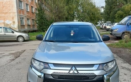 Mitsubishi Outlander III рестайлинг 3, 2018 год, 1 800 000 рублей, 1 фотография